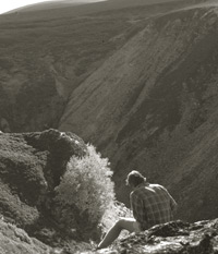 Paul Augustinus sketches on a ridge in the Cairngorm Mountains in Scotland